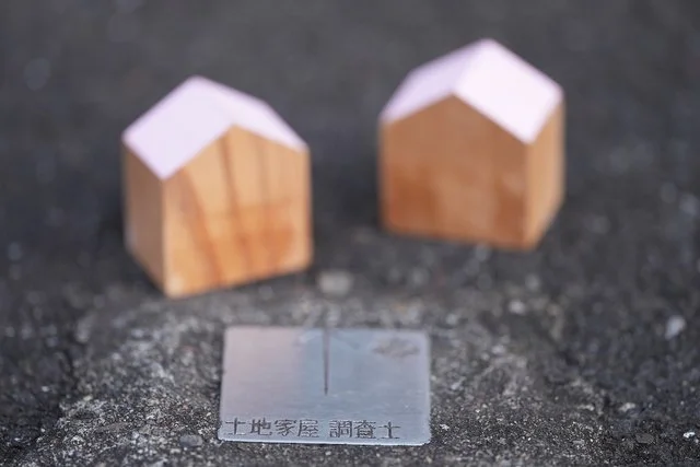 測量図面を広げた机で相談内容を聞き取りながら説明する様子