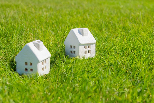 隣接地の状況を見ながら境界位置を確認する敷地の立会い